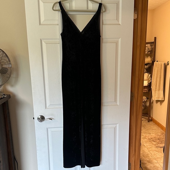 Elegant Black Sleeveless Dress - Picture 1 of 4